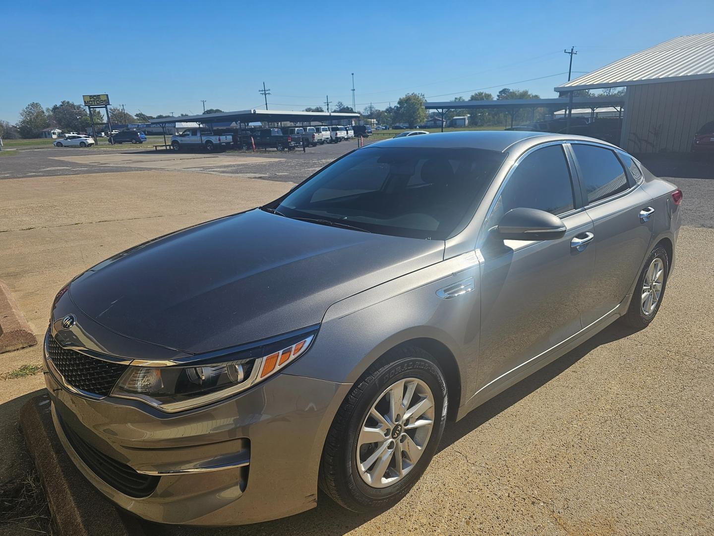 2017 SILVER Kia Optima LX (5XXGT4L38HG) with an 2.4L L4 DOHC 16V engine, 6A transmission, located at 533 S Seven Points BLVD, Seven Points, TX, 75143, (430) 255-4030, 32.313999, -96.209351 - Photo#0